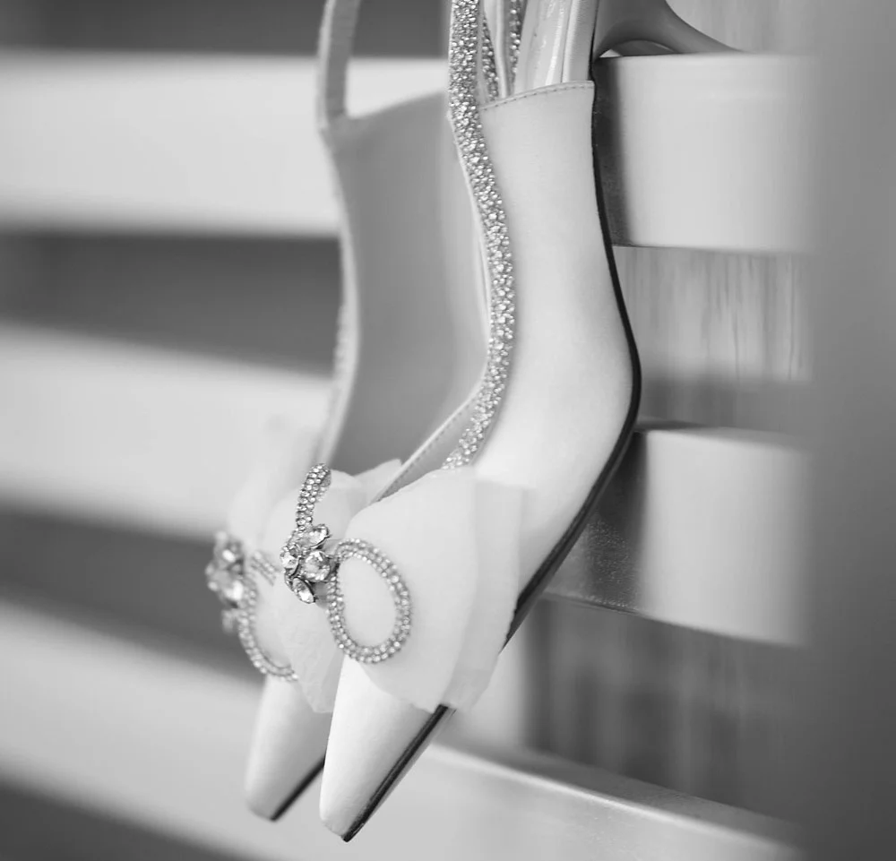 Detail bei der Anprobe – Brautschuhe & Feinschliff